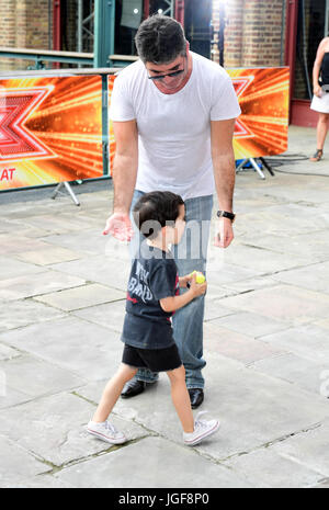 Simon Cowell e figlio Eric Cowell frequentando x fattore riprese presso il tabacco Dock, Wapping Lane, Londra. Foto Stock