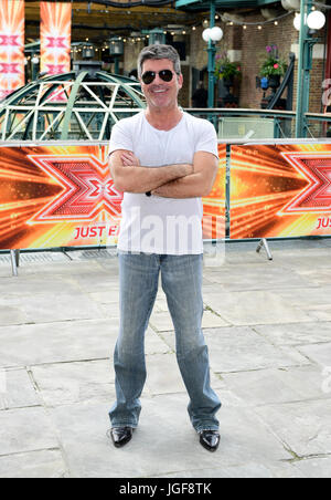 Simon Cowell frequentando x fattore riprese presso il tabacco Dock, Wapping Lane, Londra. Foto Stock