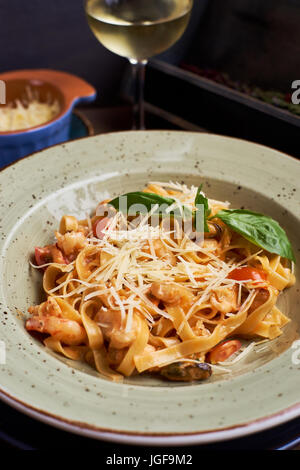 Tagliatelle con gamberi e spezie Foto Stock