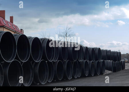 In plastica della tubazione tubo di grande diametro è enorme Foto Stock