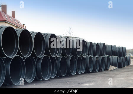 In plastica della tubazione tubo di grande diametro è enorme Foto Stock