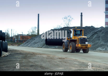 Carrello distribuisce tubi in plastica di diametro grande Foto Stock