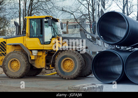 Carrello distribuisce tubi in plastica di diametro grande Foto Stock