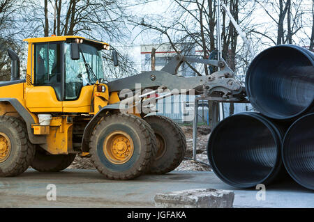 Carrello distribuisce tubi in plastica di diametro grande Foto Stock