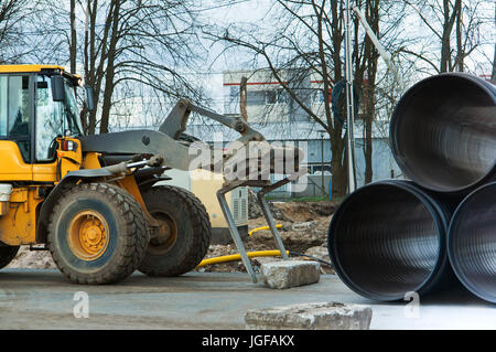 Carrello distribuisce tubi in plastica di diametro grande Foto Stock