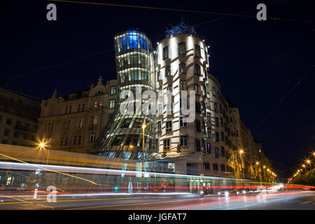 Percorsi di luce nella parte anteriore del accesa Dancing House Building a Praga di notte. L'edificio è stato progettato dall'architetto Croatian-Czech Vlado Milunic. Foto Stock