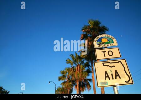 Florida Scenic Autostrada A1un segno al tramonto sotto le palme in Deerfield Beach a Hillsboro Boulevard West della Intracoastal Waterway Bridge Foto Stock