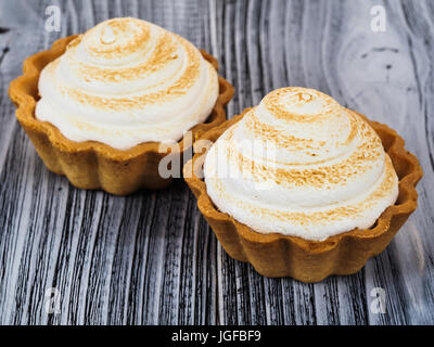 Gustosa torta muffin su legno Foto Stock