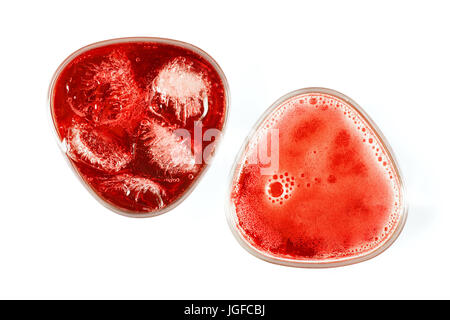 Due bicchieri con arancione bevanda frizzante. Vista dall'alto, il ghiaccio in uno. Isolato su bianco, percorso di clipping incluso Foto Stock