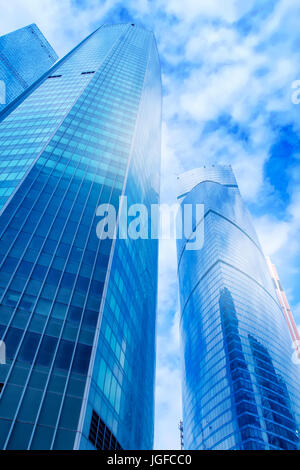 Moderni edifici per uffici. Bassa angolazione dei moderni grattacieli di vetro contro il cielo, città di Mosca, Russia. Nei toni del blu immagine Foto Stock