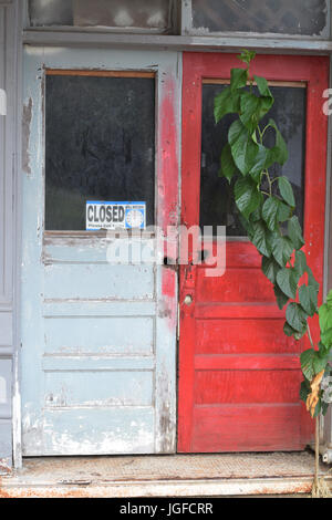 Chiudere delle porte in legno di un business abbandonati in un vecchio edificio Foto Stock