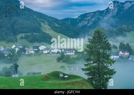 Villaggio Sorica in Slovenia, nuvole basse e la nebbia in montagna. Foto Stock