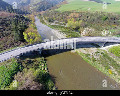 Curvato ponte sul fiume Opuha, tra Geraldine e Fairlie, Canterbury sud, South Island, in Nuova Zelanda - antenna fuco Foto Stock