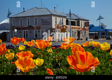 Giardino fiorito e il marrone del Pub, Methven, metà Canterbury, Isola del Sud, Nuova Zelanda Foto Stock