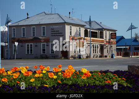 Giardino fiorito e il marrone del Pub, Methven, metà Canterbury, Isola del Sud, Nuova Zelanda Foto Stock