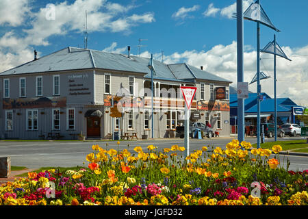 Giardino fiorito e il marrone del Pub, Methven, metà Canterbury, Isola del Sud, Nuova Zelanda Foto Stock