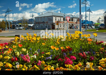 Giardino fiorito e il marrone del Pub, Methven, metà Canterbury, Isola del Sud, Nuova Zelanda Foto Stock