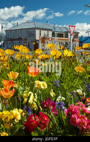 Giardino fiorito e il marrone del Pub, Methven, metà Canterbury, Isola del Sud, Nuova Zelanda Foto Stock