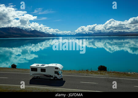 Camper sulla Statale 8, e Aoraki/Mount Cook si riflette nel Lago Pukaki, Mackenzie Country, Canterbury, Isola del Sud, Nuova Zelanda Foto Stock