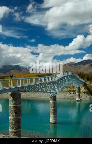 I turisti sul ponte pedonale sul Lago Tekapo uscita verso la Chiesa del Buon Pastore, Mackenzie Country, Canterbury, Isola del Sud, Nuova Zelanda Foto Stock