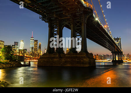 Manhattan Bridge di notte presi da Brooklyn DUMBO, New York City Foto Stock