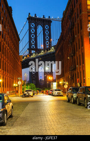 Vista di Manhattan Bridge e Empire State Building attraverso l'arco del ponte da DUMBO, Brooklyn, New York Foto Stock