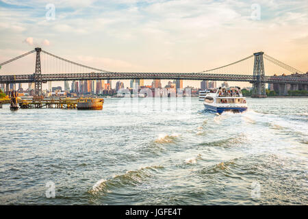 New York, Williamsburg Bridge. Il traghetto naviga sull'East River. Foto Stock