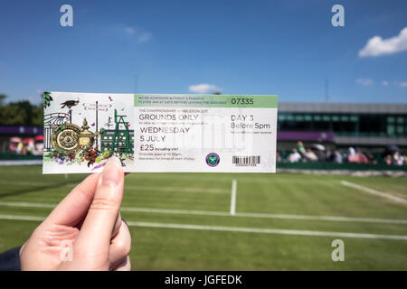 LONDRA - 5 LUGLIO 2017: I biglietti Grounds sono in vendita a Wimbledon 2017 per £25 e vi danno accesso a tutti i tribunali, tranne i tribunali numero da 3 a 17. Foto Stock