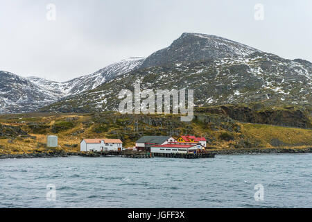 Vista verso la terraferma norvegese da dock a Havøysund, che è sull'isola di Havøya, Finnmark County, Norvegia. Foto Stock