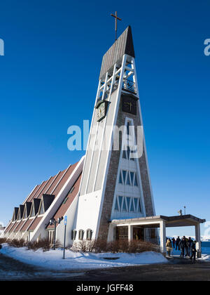 Hammerfest chiesa (1961) è la chiesa parrocchiale di Hammerfest comune nella contea di Finnmark, Norvegia Foto Stock