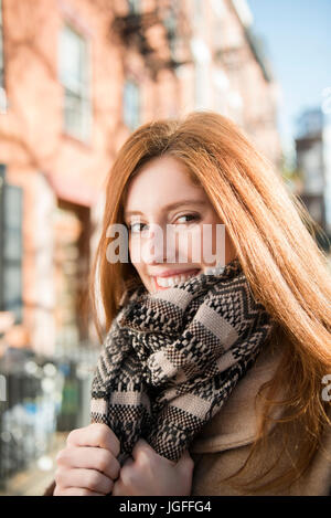 Ritratto di sorridere Caucasian donna che indossa una sciarpa Foto Stock