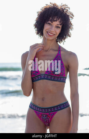 Razza mista donna che indossa un bikini vicino oceano Foto Stock