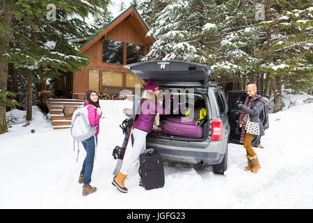 Gli amici lo scarico auto a winter resort Foto Stock