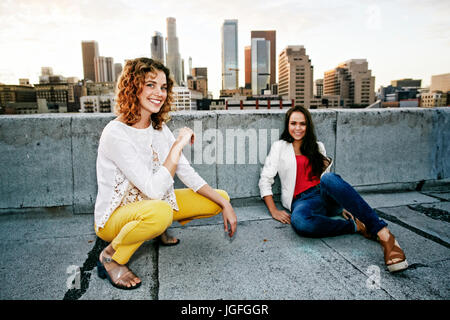 Ritratto di donna sorridente sul tetto urbano Foto Stock