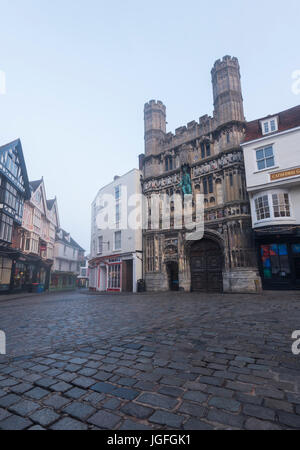 La scena al di fuori la Cattedrale di Canterbury il cancello principale in una nebbiosa mattina. Foto Stock