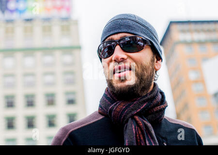 Ritratto di uomo con barba indossando un cappello e sciarpa Foto Stock
