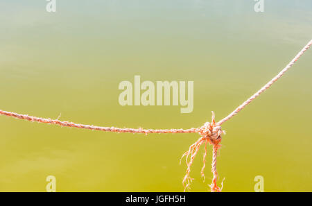 In prossimità di un nodo di corda sopra l'acqua Foto Stock