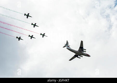 La Bielorussia Minsk - 03.07.2017: i velivoli militari da trasporto IL-76, accompagnata dalla formazione di combattimento aereo L-39 presso la parata nel Giorno Di Indipendenza Foto Stock