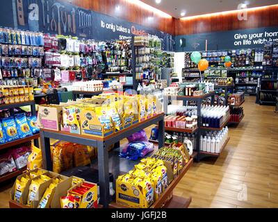 ANTIPOLO City, Filippine - luglio 4, 2017: una vasta gamma di prodotti di uso domestico sul visualizzatore in corrispondenza di un home negozio pronto a prelevati dai clienti. Foto Stock