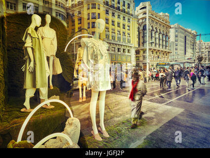Manichini e riflessioni a una finestra shop in Gran Via Avenue. Madrid. Spagna. Foto Stock