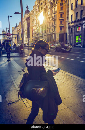 Scena di strada in Gran Via Avenue, Madrid. Spagna Foto Stock