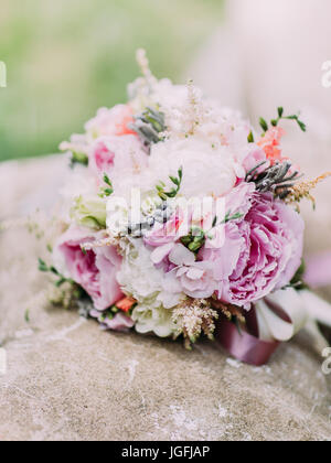 Bellissimo matrimonio bouquet di peonie colorate con erbe collocata sulla fontana. Foto Stock