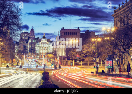 Calle de Alcalá e fontana Cibeles dal tramonto. Madrid, Spagna Foto Stock