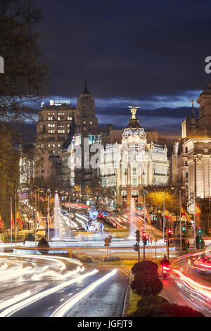 Calle de Alcalá e fontana Cibeles dal tramonto. Madrid, Spagna Foto Stock