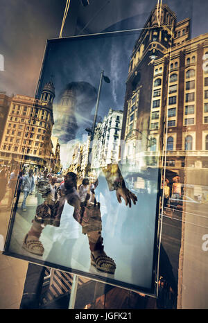 La riflessione su una finestra in Gran Via Avenue. Madrid. Spagna Foto Stock