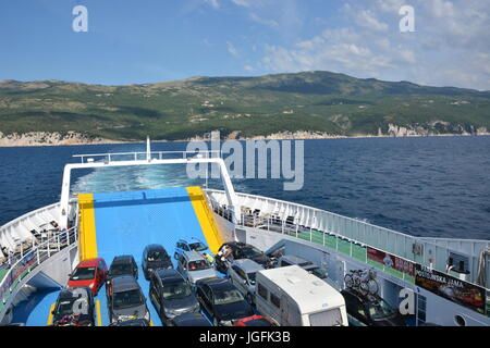 Cres, Croazia - 16 Giugno 2017 - traghetto per auto sul suo modo di Isola di Cres Foto Stock