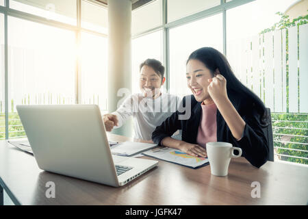 Asian giovane gente di affari con abito casual lavora con felice azione in Office Business persone concetto. Foto Stock