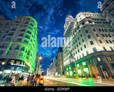 La vita notturna a Gran Via Avenue attraversando Montera street . Madrid. Spagna. Foto Stock