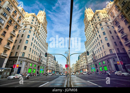 La riflessione su una finestra in Gran Via Avenue. Madrid. Spagna Foto Stock