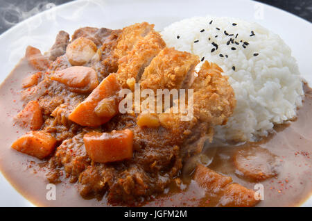 Riso con profonda maiale fritto e curry in stile Giapponese o katsu kare nella piastra bianca pronta da mangiare. Foto Stock